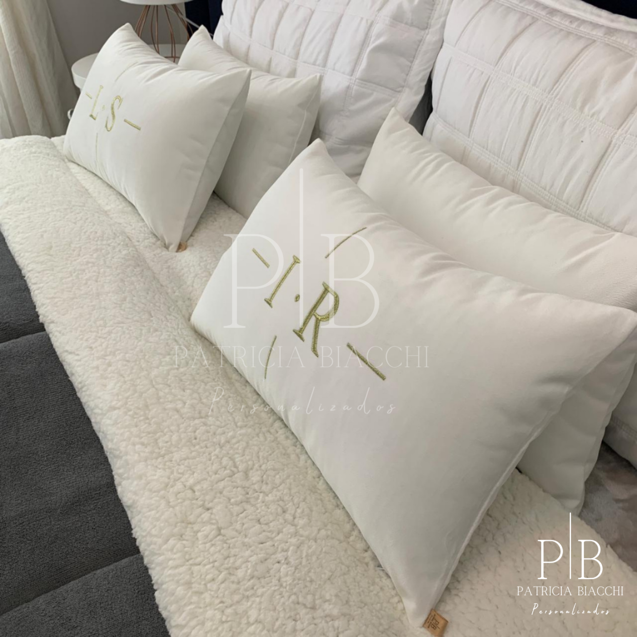 Par De Almofadas com Iniciais Design Veludo Branco Bordado Dourado