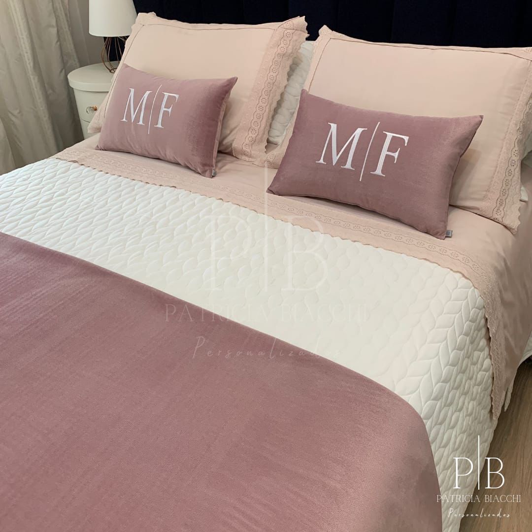 Par de Almofadas com Iniciais Married Veludo Rosa Bordado Branco